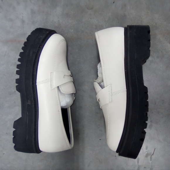 White - Picture 3 of 6